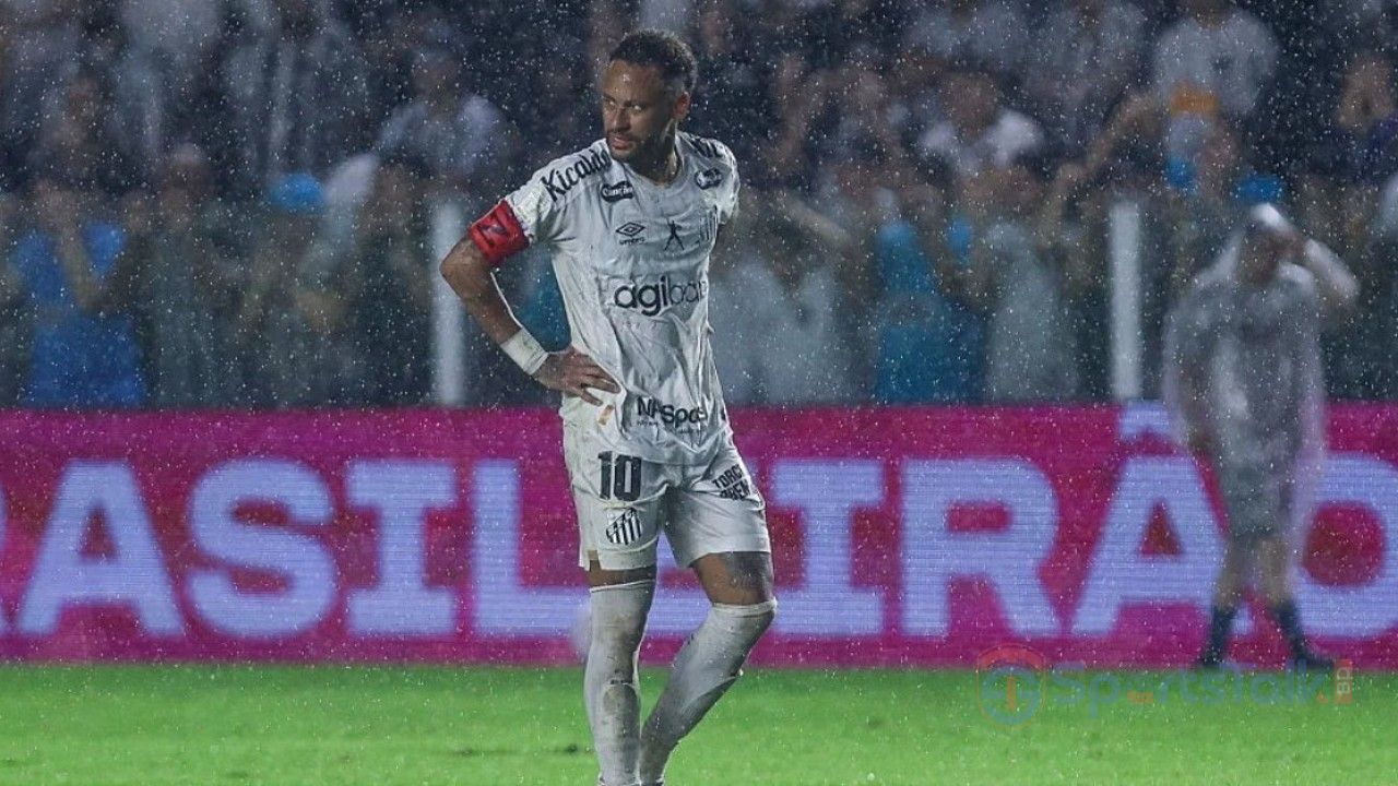 মুখের সামনে হাত রেখে কথা বলায় লাল কার্ড, ক্ষুব্ধ নেইমার ছাড়লেন মাঠ